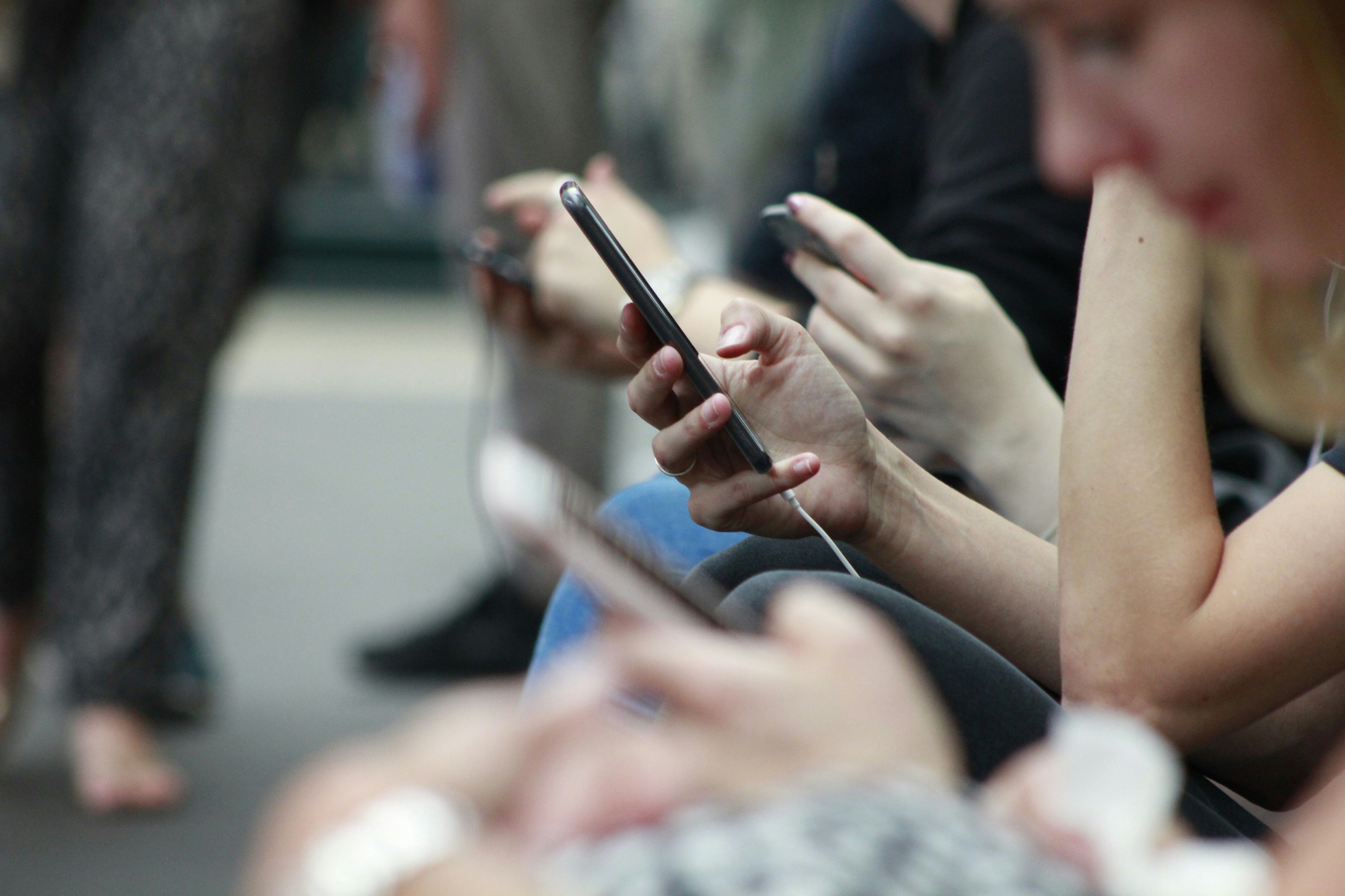 Fiction moves into the mobile feed © Vierobin Worrall, Unsplash